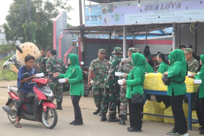 
Ramadhan Penuh Berkah, SIMADA Turun Gunung Bersama Satgas TMMD dan Persit Berbagi Takjil di Linggang Bigung
