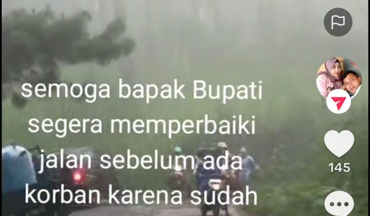 Viral! Jalan Kabupaten Dibiarkan Rusak Bertahun-tahun, Warga Sumber Probolinggo Terancam Celaka