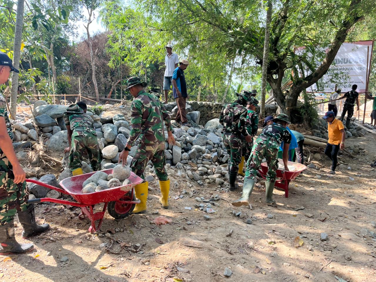 Pulihkan Akses Warga, TNI AD Bangun Jembatan Gantung Perintis Garuda di Padang