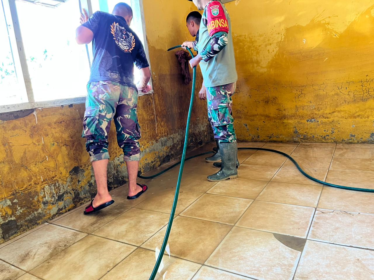 TNI AD Terjun Langsung Pulihkan Sekolah Terdampak Bencana di Aceh Tengah