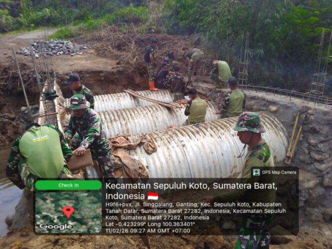 
Gotong Royong TNI–Rakyat, Kodam XX/Tuanku Imam Bonjol Bangun Jembatan Pulihkan Akses Warga Tanah Datar