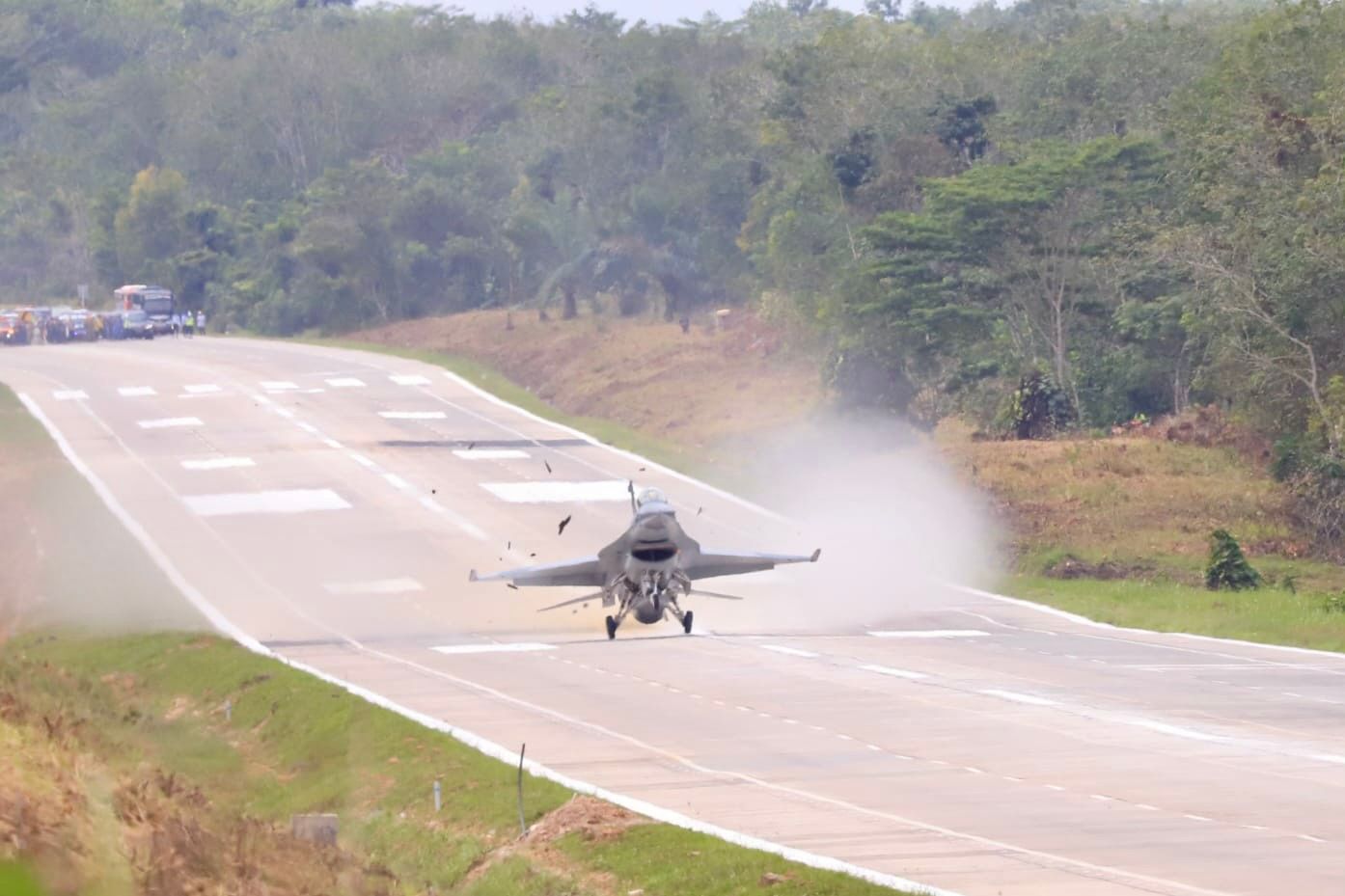 TNI Berhasil Laksanakan Uji Coba Pendaratan F-16 dan Super Tucano di Ruas Tol JTTS Lampung