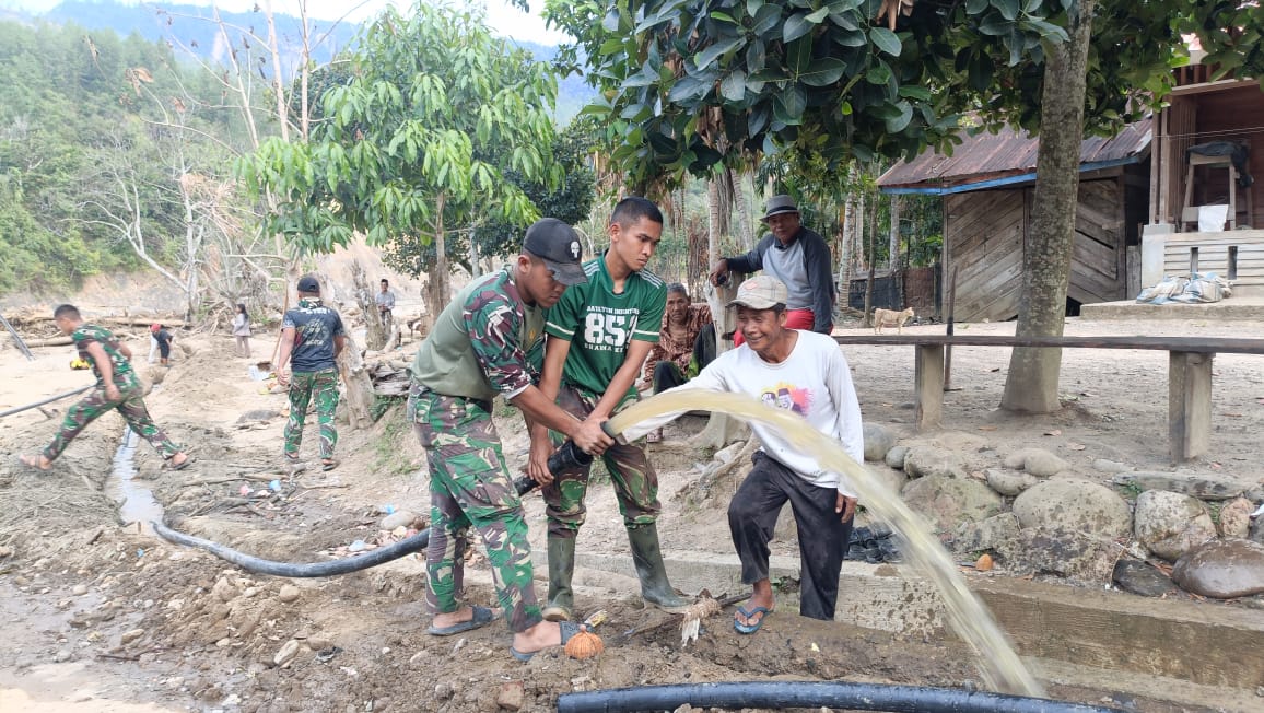 Satgas TNI AD Pimpin Gotong Royong, 550 Meter Pipa Air Bersih Terpasang di Desa Jamat Satgas TNI AD Pimpin Gotong Royong, 550 Meter Pipa Air Bersih Terpasang di Desa Jamat
