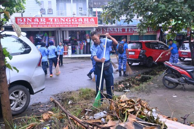 
Gerakan Indonesia ASRI, Personel Lanud Sultan Hasanuddin Bersihkan Kawasan Terminal dan Pasar Daya