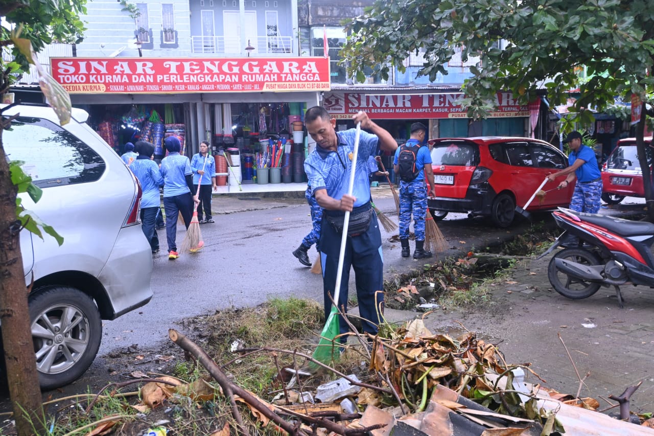 Gerakan Indonesia ASRI, Personel Lanud Sultan Hasanuddin Bersihkan Kawasan Terminal dan Pasar Daya Gerakan Indonesia ASRI, Personel Lanud Sultan Hasanuddin Bersihkan Kawasan Terminal dan Pasar Daya