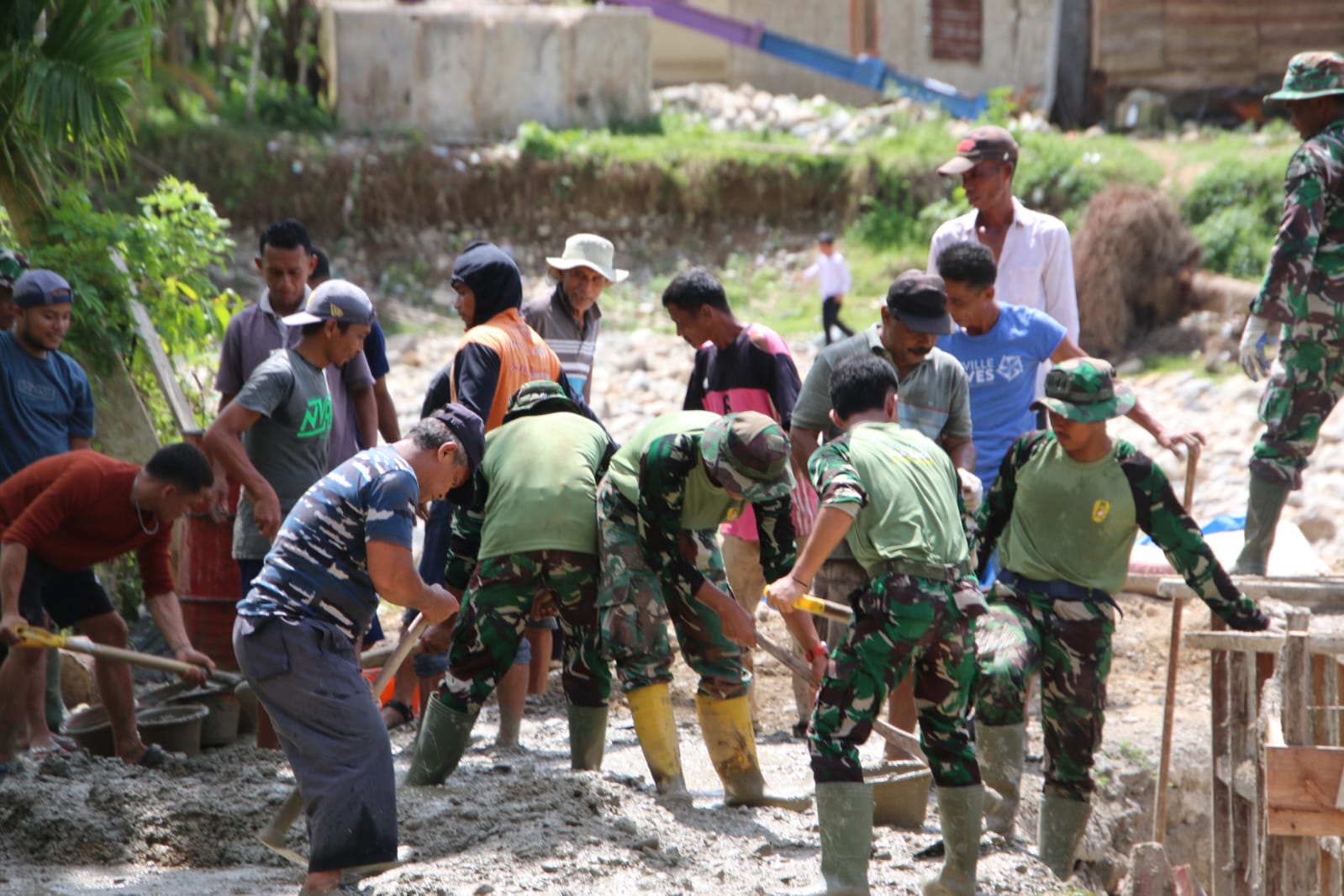 Gotong Royong TNI dan Warga Pacu Pembangunan Jembatan Perintis Garuda di Pesisir Selatan