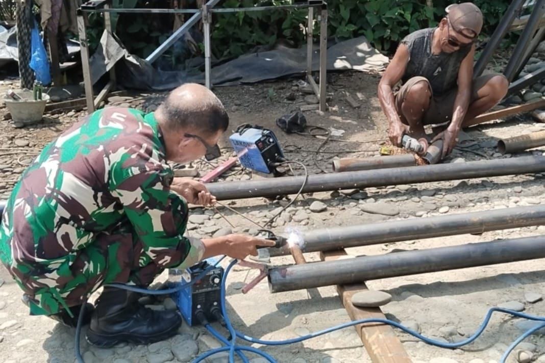 TNI AD Rampungkan Perehapan Jembatan Gantung Desa Empus, Bukti Nyata Pengabdian untuk Rakyat TNI AD Rampungkan Perehapan Jembatan Gantung Desa Empus, Bukti Nyata Pengabdian untuk Rakyat