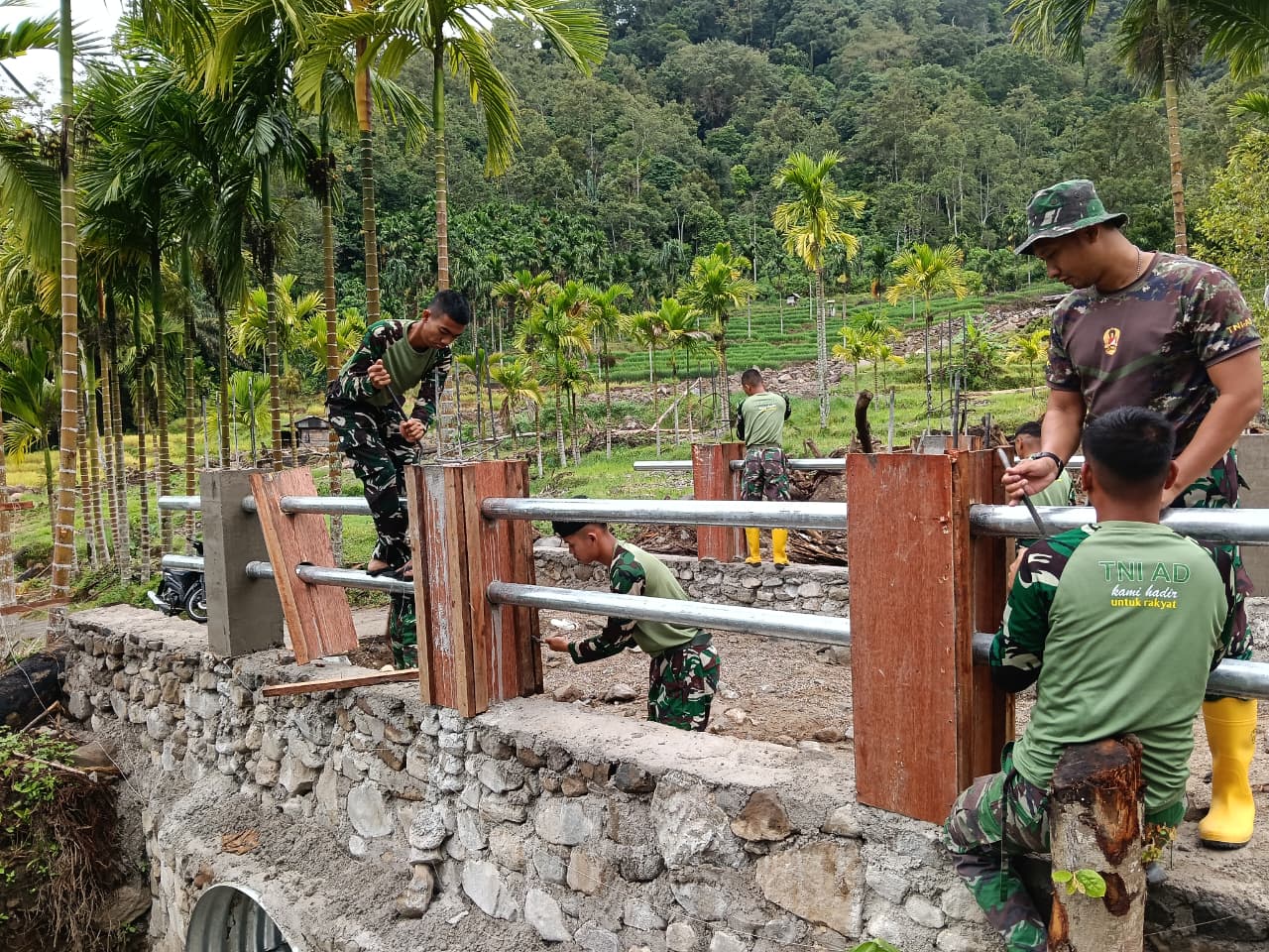 TNI AD Bangun Jembatan Aramco di Agam, Akses Warga Nagari Bayua Kembali Terbuka