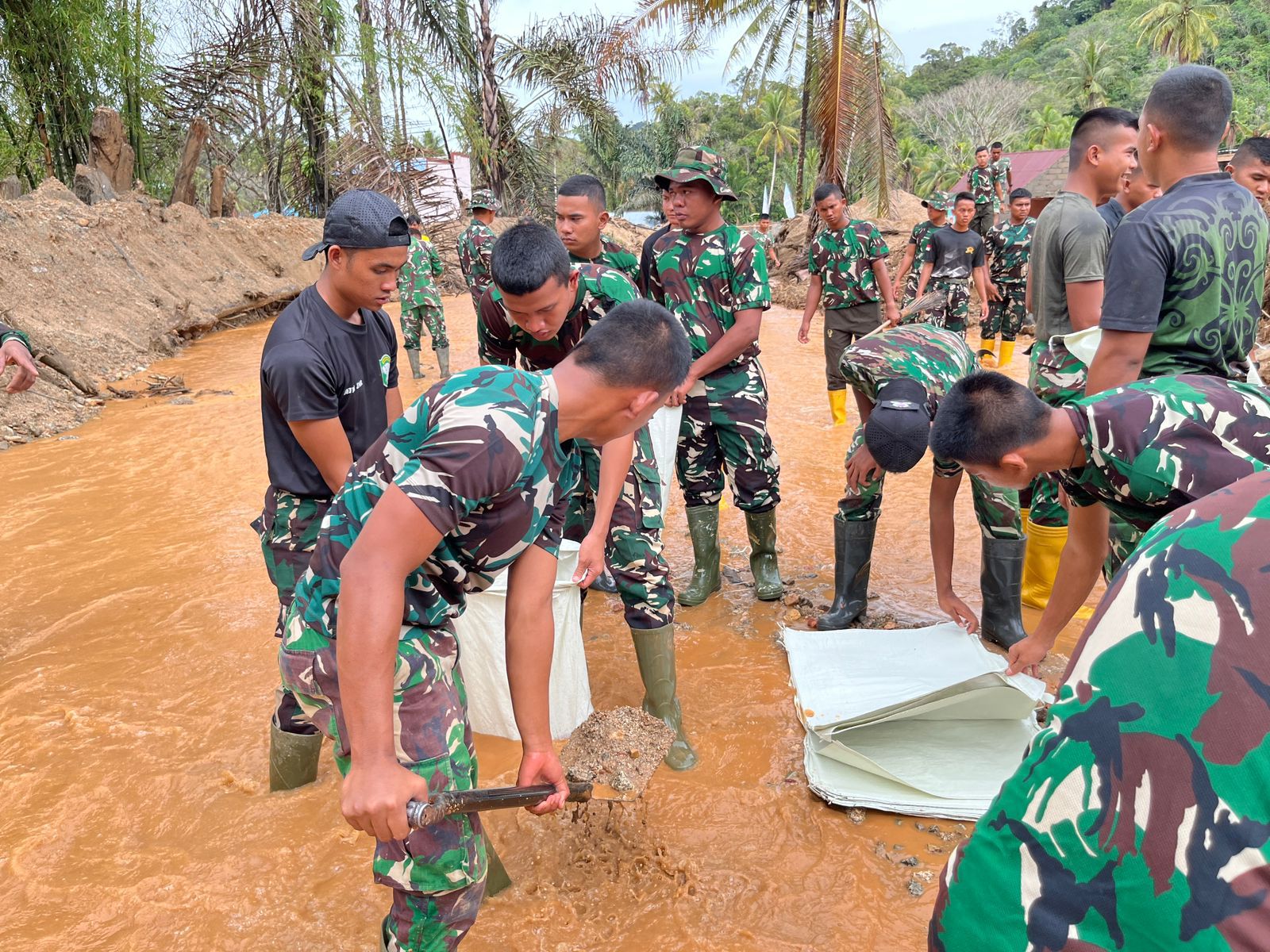 TNI Bergerak Cepat Pulihkan Akses dan Infrastruktur Pasca Banjir Bandang Susulan di Sumut TNI Bergerak Cepat Pulihkan Akses dan Infrastruktur Pasca Banjir Bandang Susulan di Sumut