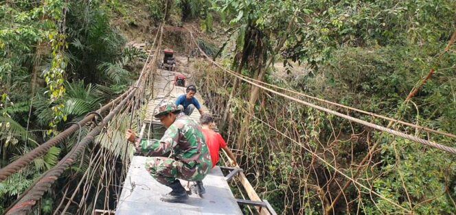 
TNI AD Rampungkan Rehab Jembatan Gantung Halimbe, Akses Warga Labura Kembali Lancar