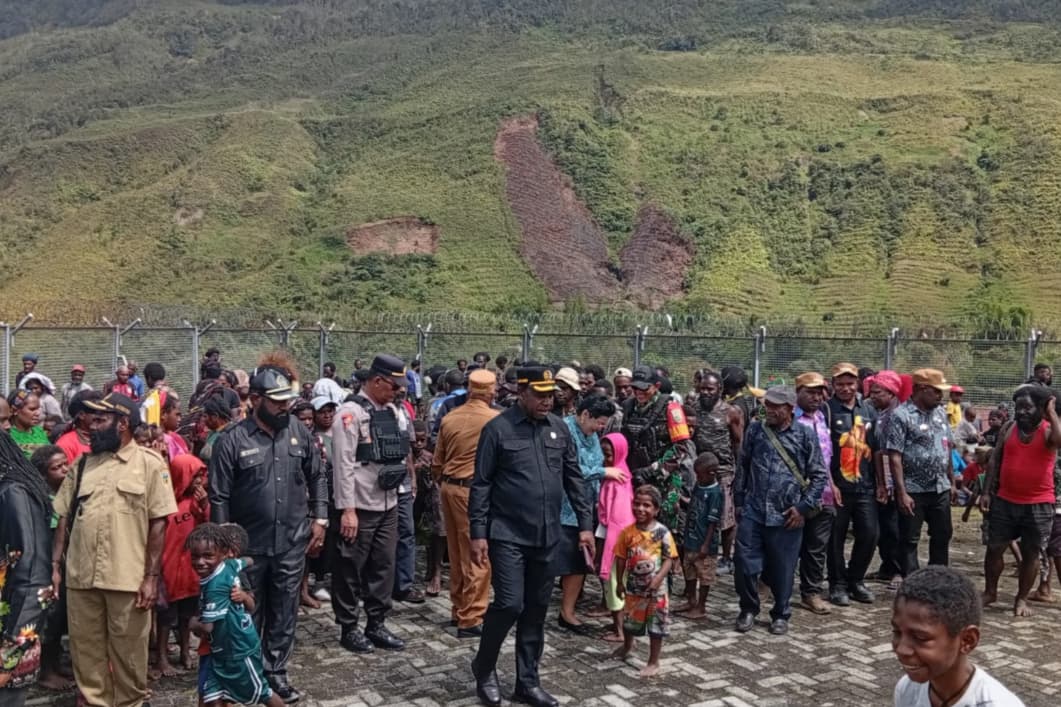 Dandim 1714/PJ Dampingi Bupati Puncak Serahkan Sembako Untuk Masyarakat Pengungsi di Kab. Puncak Jaya