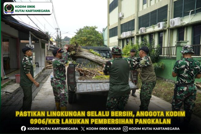
Pastikan Lingkungan Selalu Bersih, Anggota Kodim 0906/Kkr Lakukan Pembersihan Pangkalan
