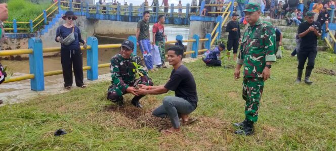 
Hijaukan Lingkungan, Satgas TMMD Wiltas Ke-127 Kodim 0912/Kubar Gelar Penanaman Pohon di Lapak Oros