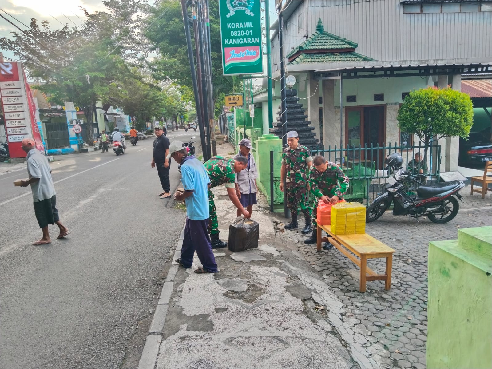 Mencari Keberkahan Dibulan Ramadan, Koramil Kanigaran Membagikan Takjil Mencari Keberkahan Dibulan Ramadan, Koramil Kanigaran Membagikan Takjil