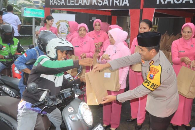 
Aksi Humanis di Bulan Suci, Kapolres Probolinggo Pimpin Pembagian Ratusan Takjil untuk Pengguna Jalan