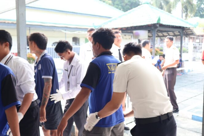 
Jaga Keamanan Ramadhan, Rutan Kraksaan Lakukan Razia Kamar Hunian Warga Binaan