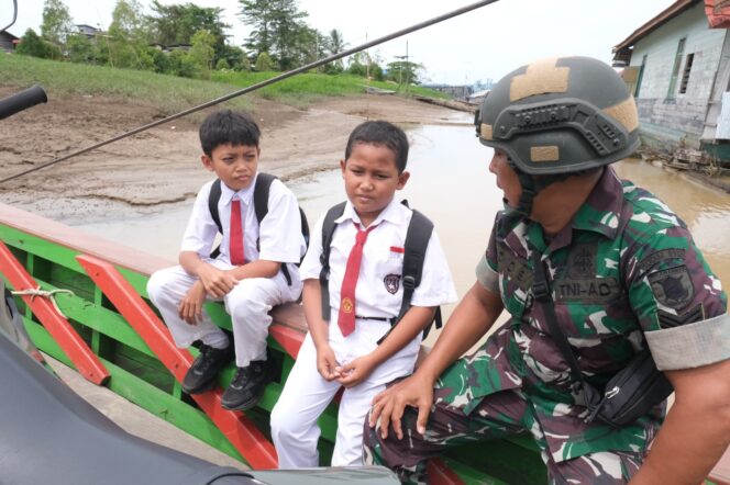
Berangkat ke Sasaran TMAB dan MCK, Serka Joko Bertemu Pejuang Cilik di Atas Penyeberangan Sungai Mahakam