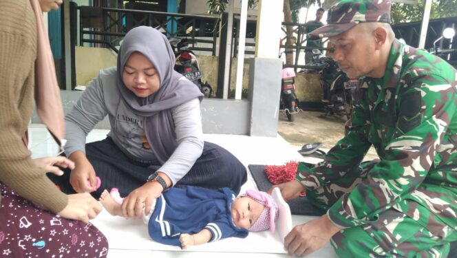 
Wujud Kepedulian TNI, Babinsa Haruyan Aktif Dukung Pelayanan Kesehatan Balita dan Ibu Hamil