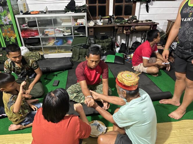 
Tradisi dan Kebersamaan Satukan Satgas TMMD dengan Warga Tering Lama