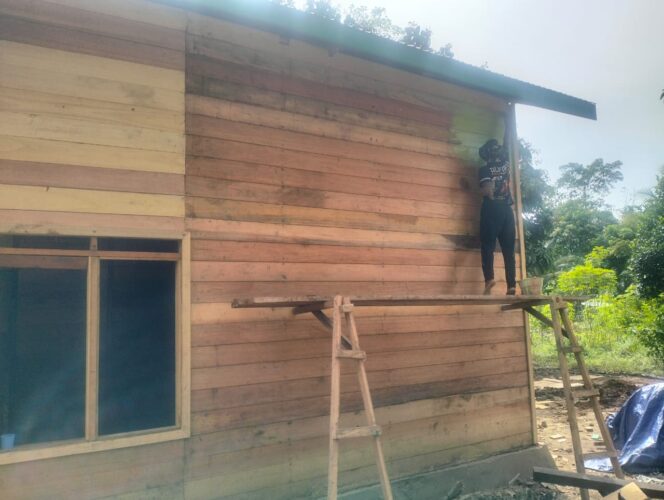 
Pastikan Rumah Lebih Awet, Satgas TMMD Wiltas Ke-127 Genjot Pengecatan