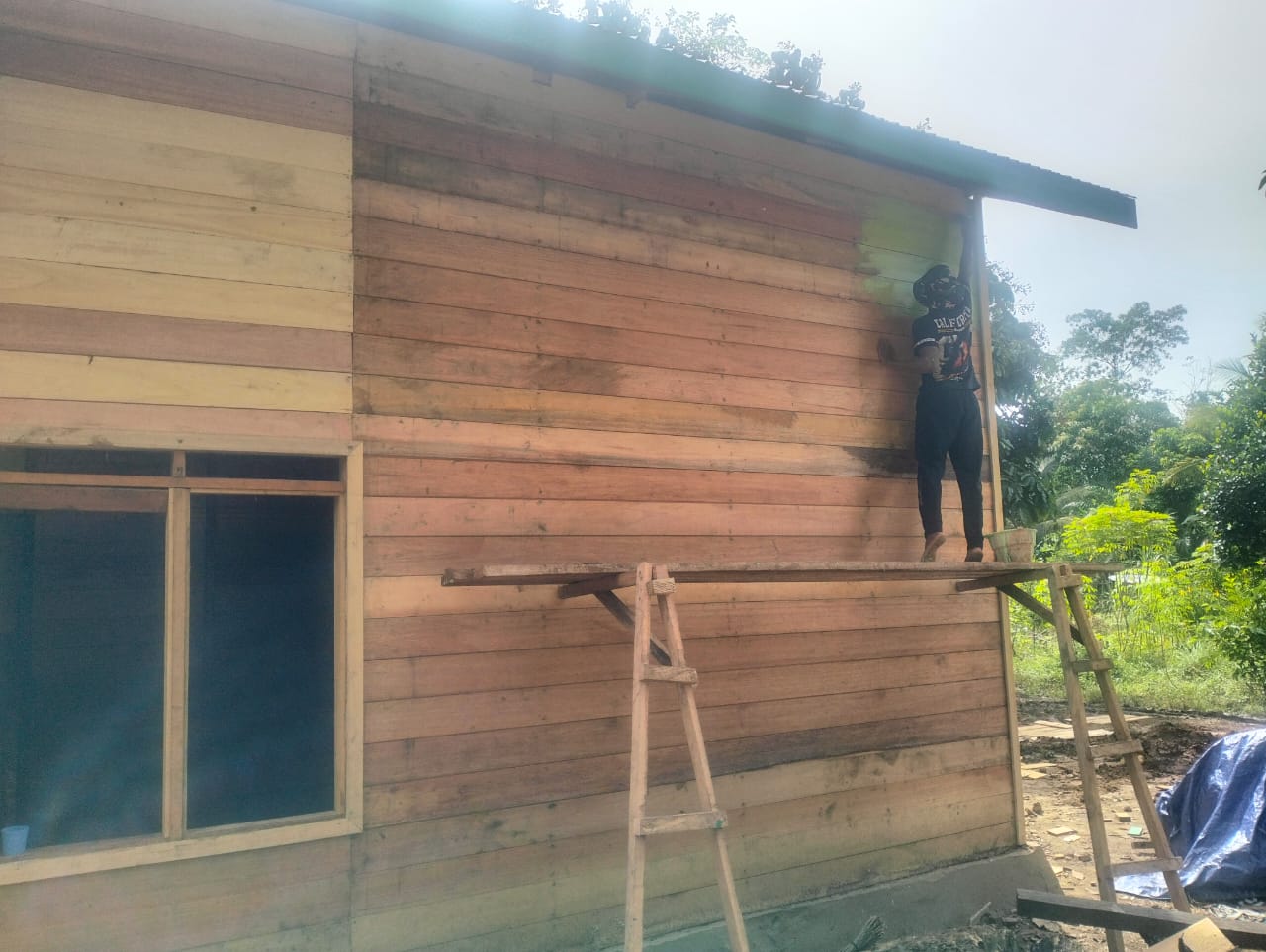 Pastikan Rumah Lebih Awet, Satgas TMMD Wiltas Ke-127 Genjot Pengecatan