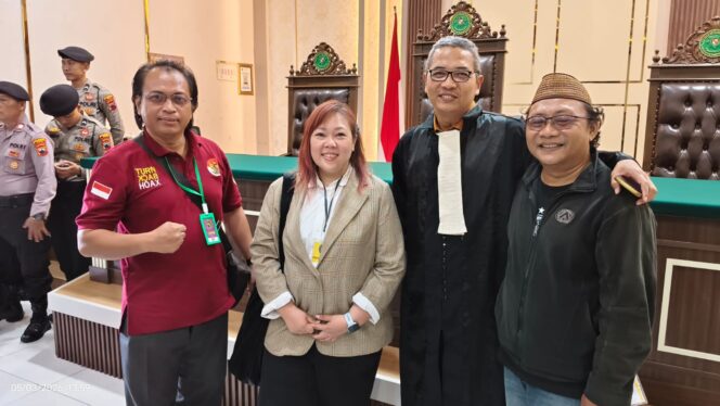 
Ribuan Massa Padati PN Pati, Botok dan Teguh Aktivis AMPB Divonis Pidana Pengawasan dan Langsung Bebas