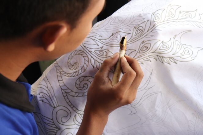 
Warga Binaan Rutan Kraksaan Tetap Produktif Produksi Batik Tulis Saat Ramadhan