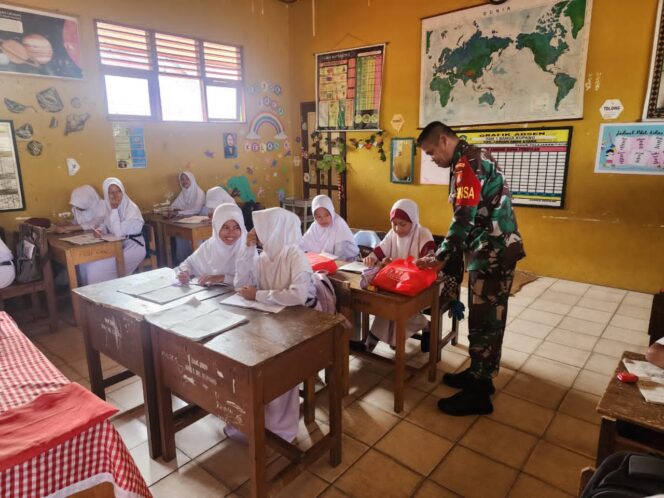 
Babinsa Kodim 1002/HST Kawal Distribusi MBG, Menu Disesuaikan Selama Ramadan