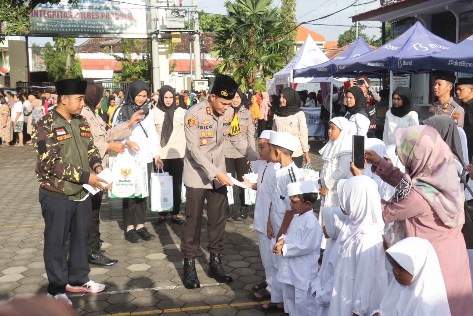 Kapolres Probolinggo Kota Ngabuburit dan Bukber Bareng Pengusaha dan GP Ansor, Santuni Anak Yatim hingga Bagi 500 Bansos