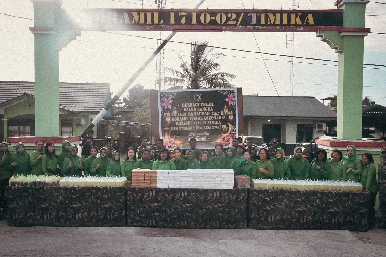 Berbagi Kebahagiaan di Bulan Suci Ramadan, Koramil Kokonao dan Koramil Timika Bagikan Takjil kepada Pengguna Jalan