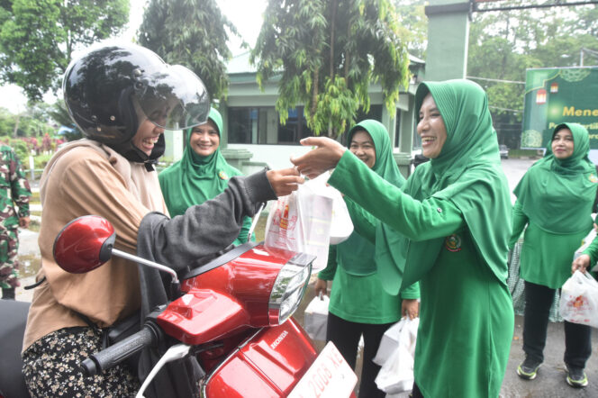 
Semarak Ramadhan, Persit Kodim 1002/HST Turun ke Jalan Bagikan Takjil