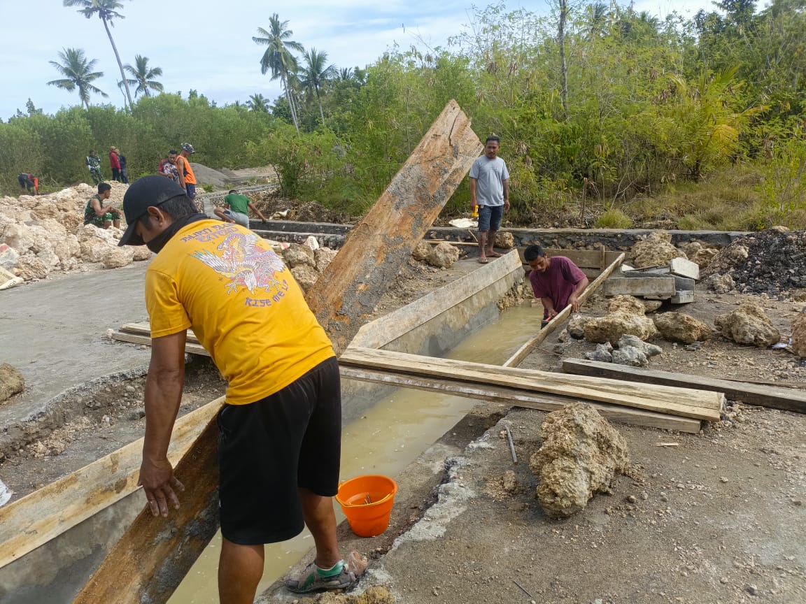 Personel TMMD Ke-127 Kodim 1514/Morotai Lanjutkan Pembuatan Drainase di Desa Gotalamo
