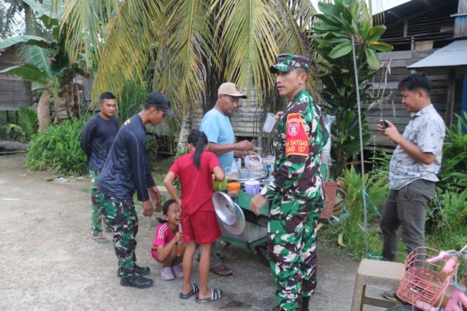 
Menjelang Berbuka Puasa, Dansatgas TMMD Borong Pentol untuk Anak-anak Kampung Tering Lama