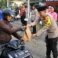 Sambil Berbagi Takjil, Polres Probolinggo Buka Layanan Samsat dan Sim Keliling bagi Warga