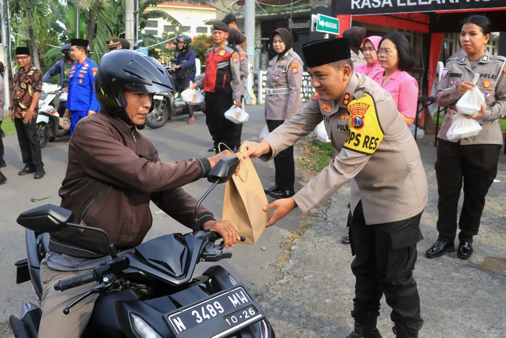 Sambil Berbagi Takjil, Polres Probolinggo Buka Layanan Samsat dan Sim Keliling bagi Warga