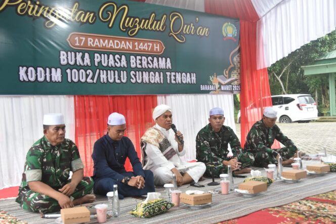 
Momentum Ramadan, Kodim 1002/HST Gelar Peringatan Nuzulul Qur’an dan Buka Puasa Bersama