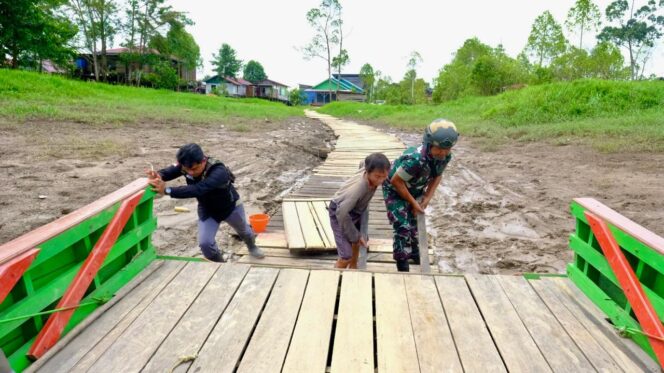 
Aksi Nyata Satgas TMMD, Bantu Warga Dorong Kapal Penyeberangan