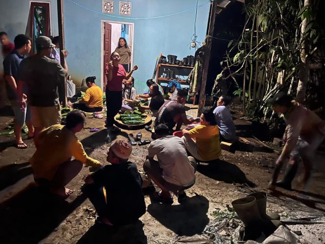 
Warga dan Satgas TMMD Masak Bersama, Momen Kebersamaan Jelang Penutupan TMMD di Kampung Linggang Amer