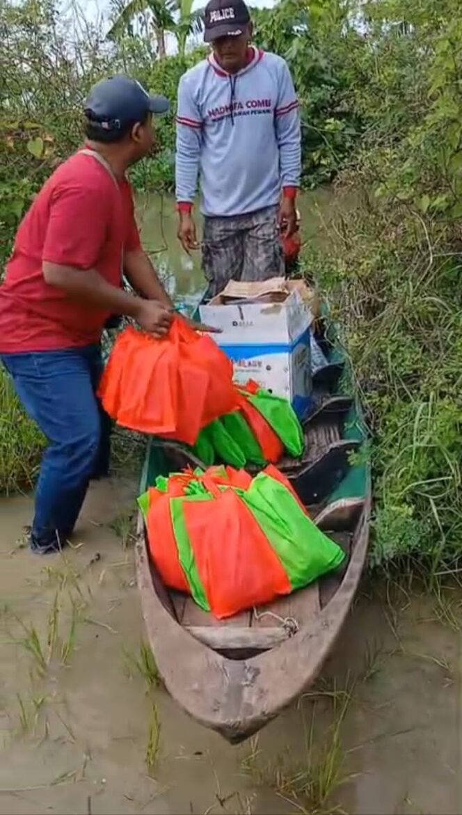 
Perahu Jadi Andalan, MBG Tiba di Dusun Terpencil Dermalang Tuban