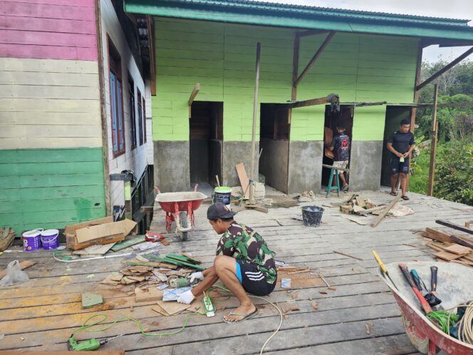 
Hampir Rampung, Anggota Satgas TMMD Pasang Jendela RTLH di Kampung Linggang Amer