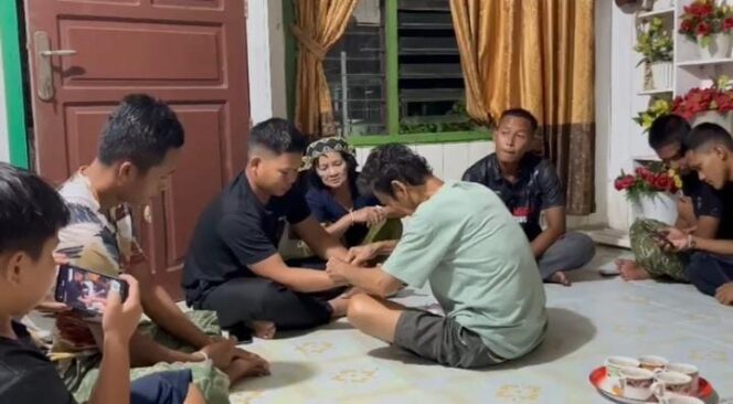 
Sebelum TMMD Selesai, Warga Kampung Tering Lama Pasangkan Gelang kepada Satgas sebagai Simbol Kekeluargaan