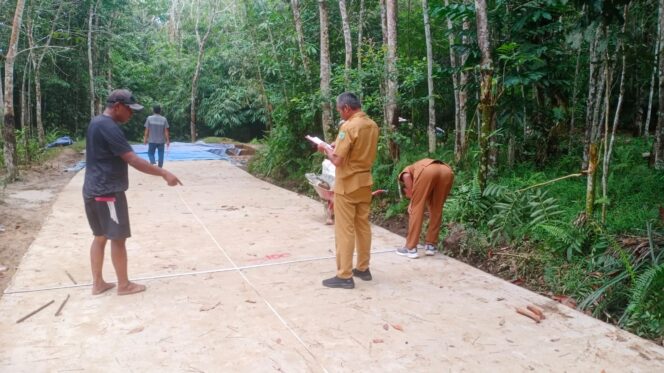 
Semenisasi Jalan Program TMMD Selesai, Dinas PU Kutai Barat Turun Langsung ke Lokasi