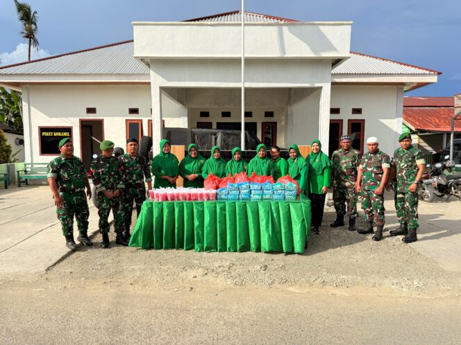 
Ramadhan Penuh Berkah, Anggota Koramil 1505-03/Maba Bersama Persit Berbagi Takjil kepada Warga