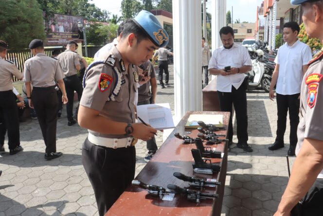 
Propam Polres Probolinggo Kota Cek Senpi Dinas Anggota untuk Cegah Pelanggaran