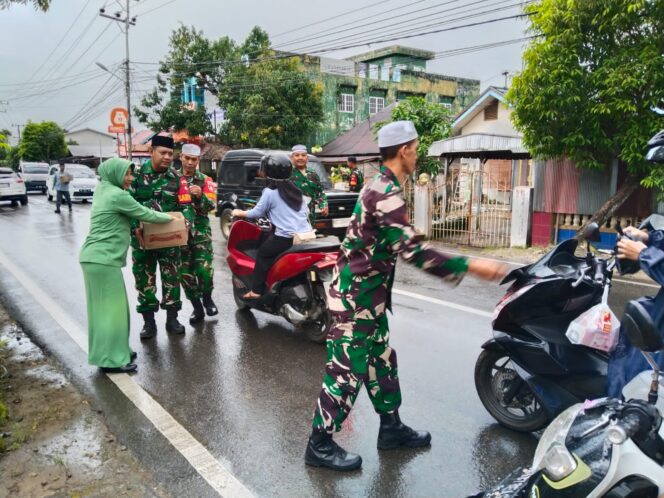 
Danramil Barabai Pimpin Anggota dan Persit Bagikan Takjil Ramadhan