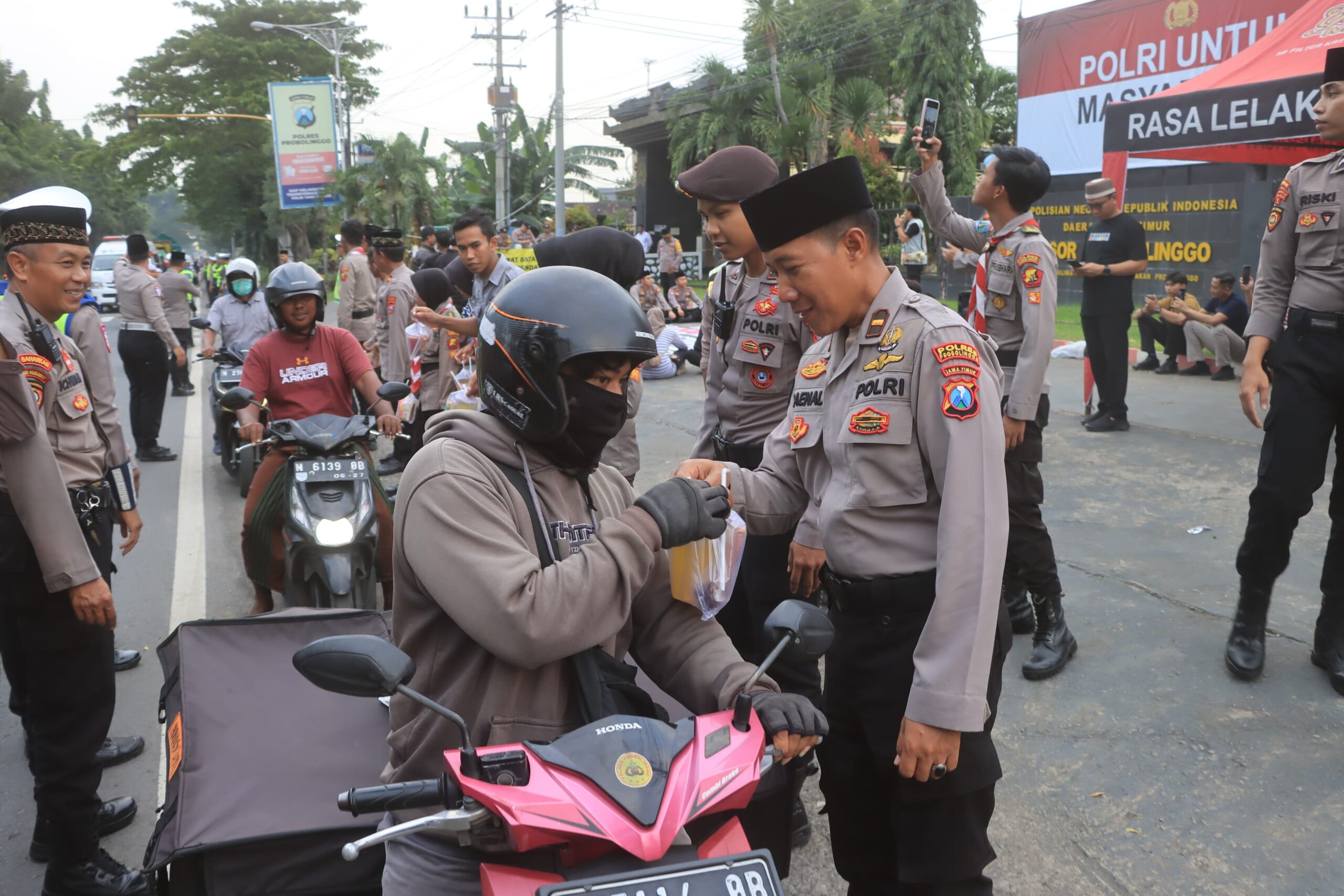 Berikan Pelayanan Aksi Solidaritas BEM Probolinggo Raya, Polres Probolinggo Sekaligus Tebar Takjil ke Pengguna Jalan