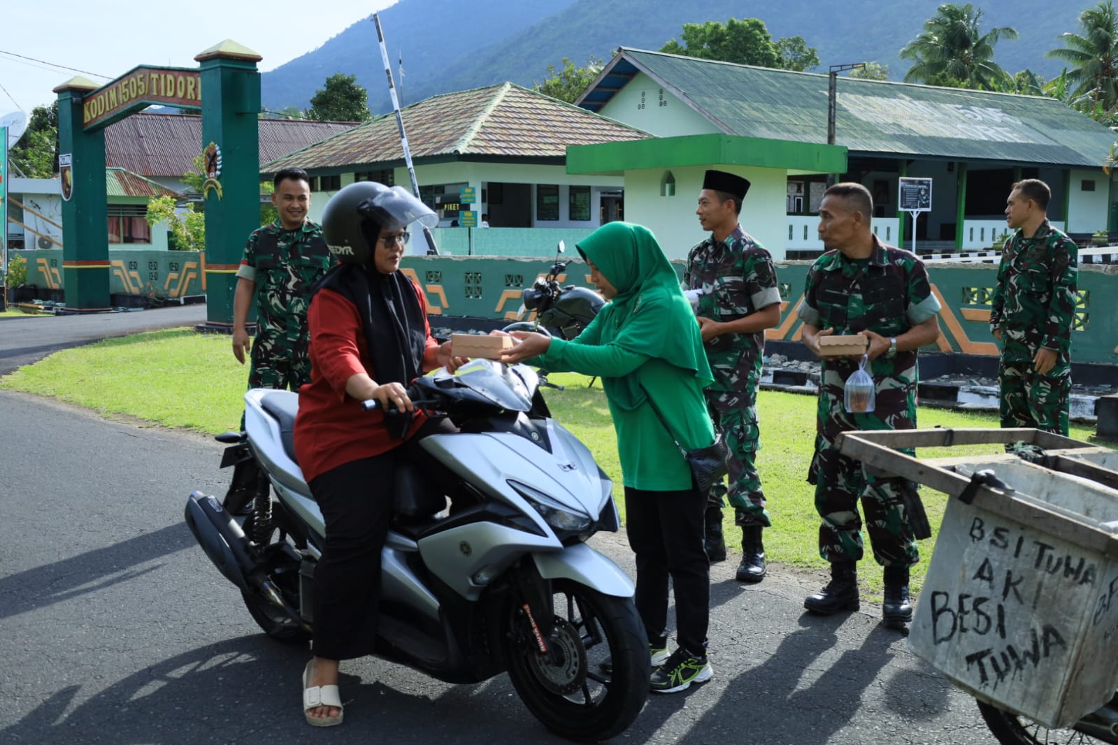 Berbagi Berkah Ramadhan, Prajurit Kodim 1505/Tidore dan Persit Sapa Warga Lewat Pembagian Takjil