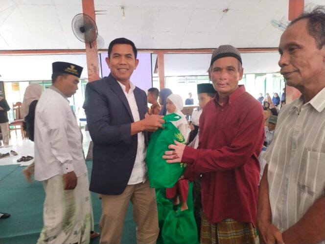 
Berkah Ramadhan, Karang Taruna dan Baznas Kabupaten Probolinggo Salurkan Zakat Fitrah dan Sembako Bagi 400 Korban Banjir