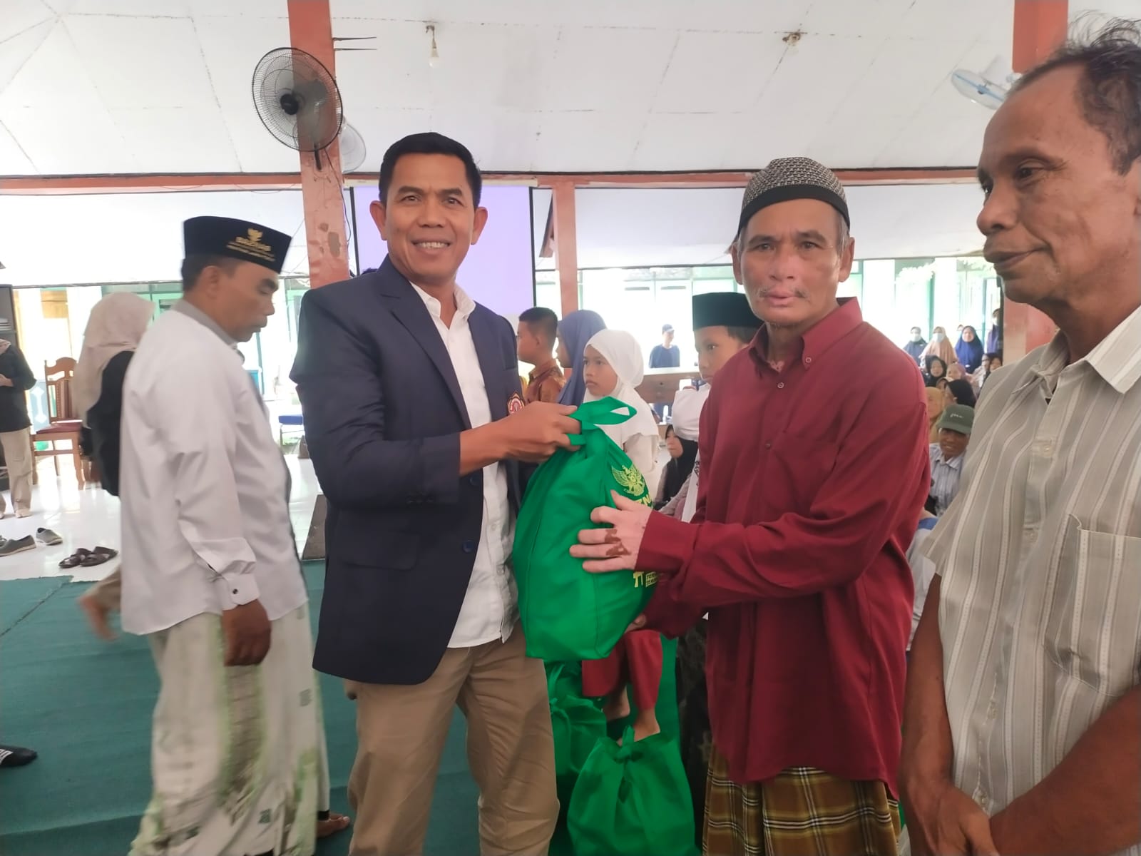 Berkah Ramadhan, Karang Taruna dan Baznas Kabupaten Probolinggo Salurkan Zakat Fitrah dan Sembako Bagi 400 Korban Banjir Berkah Ramadhan, Karang Taruna dan Baznas Kabupaten Probolinggo Salurkan Zakat Fitrah dan Sembako Bagi 400 Korban Banjir