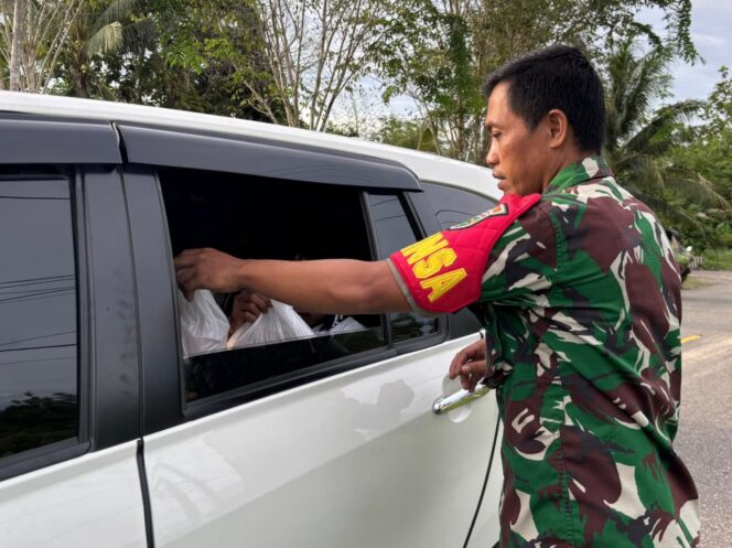 
Ramadan Penuh Berkah, Koramil 1710-07/Mapurujaya Berbagi Takjil Untuk Warga